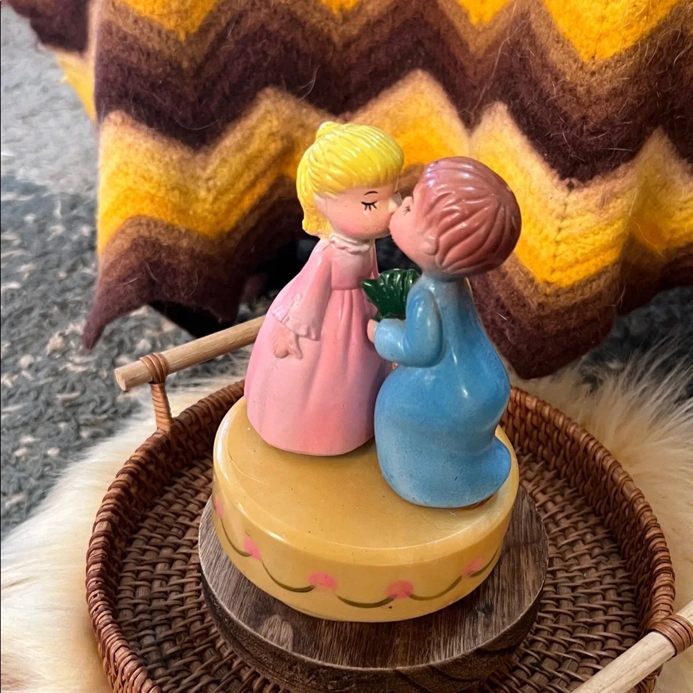 50 yr old vintage Charming Kissing Couple music box